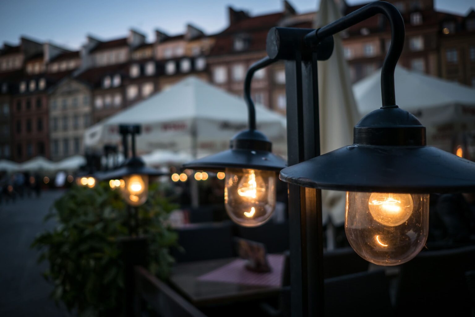 Udendørsbelysning elektriker installerer ved bolig i Storkøbenhavn